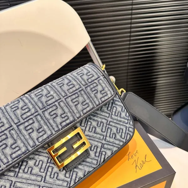 【2026】【FENDI 公式旗艦店】フェンディ 斜めがけバッグ 当日出荷 好評に付き再入荷!25*15CM 240720 【2026】【FENDI 公式旗艦店】フェンディ 斜めがけバッグ 当日出荷 好評に付き再入荷!25*15CM 240720