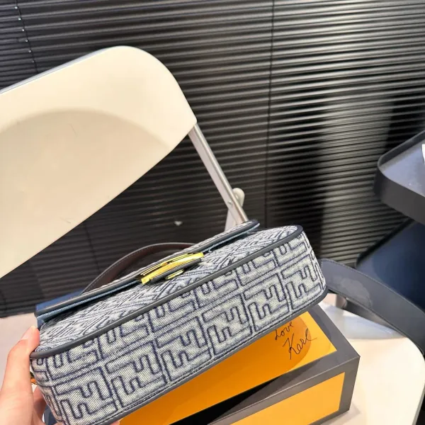 【2026】【FENDI 公式旗艦店】フェンディ 斜めがけバッグ 当日出荷 好評に付き再入荷!25*15CM 240720 【2026】【FENDI 公式旗艦店】フェンディ 斜めがけバッグ 当日出荷 好評に付き再入荷!25*15CM 240720