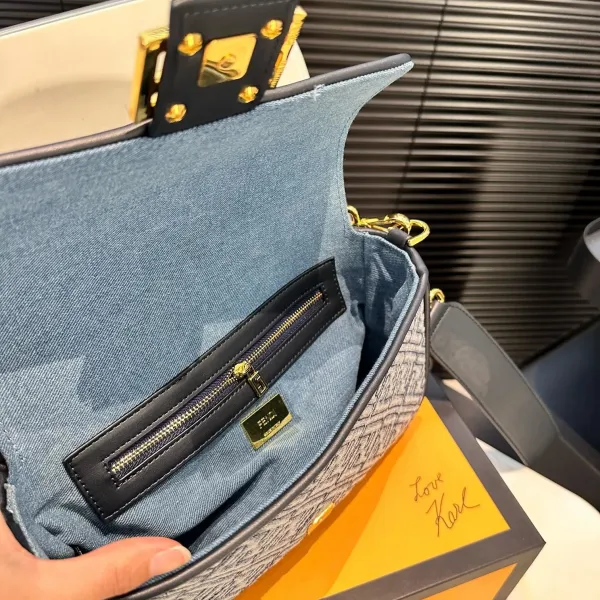 【2026】【FENDI 公式旗艦店】フェンディ 斜めがけバッグ 当日出荷 好評に付き再入荷!25*15CM 240720 【2026】【FENDI 公式旗艦店】フェンディ 斜めがけバッグ 当日出荷 好評に付き再入荷!25*15CM 240720