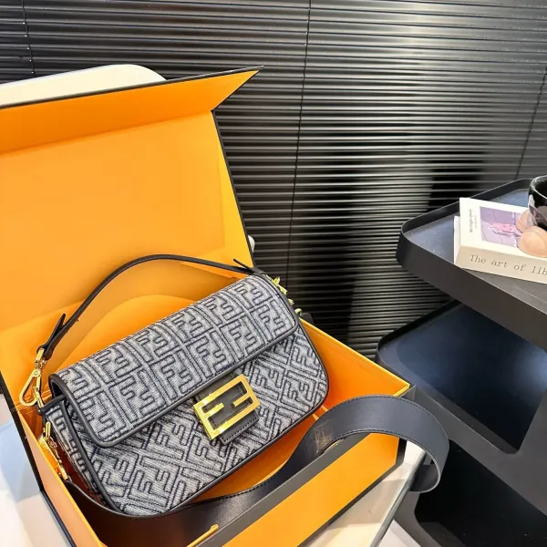 【2026】【FENDI 公式旗艦店】フェンディ 斜めがけバッグ 当日出荷 好評に付き再入荷!25*15CM 240720 【2026】【FENDI 公式旗艦店】フェンディ 斜めがけバッグ 当日出荷 好評に付き再入荷!25*15CM 240720