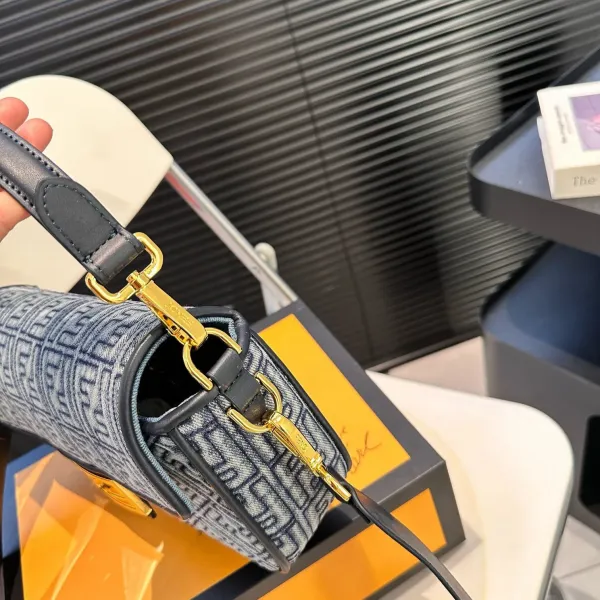 【2026】【FENDI 公式旗艦店】フェンディ 斜めがけバッグ 当日出荷 好評に付き再入荷!25*15CM 240720 【2026】【FENDI 公式旗艦店】フェンディ 斜めがけバッグ 当日出荷 好評に付き再入荷!25*15CM 240720