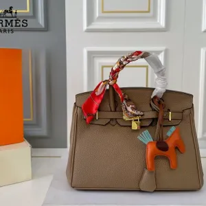 【2026】【Hermès 公式旗艦店】エルメス ハンドバッグ 当日出荷 好評に付き再入荷!31*24CM 240724 【2026】【Hermès 公式旗艦店】エルメス ハンドバッグ 当日出荷 好評に付き再入荷!31*24CM 240724