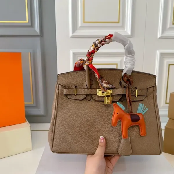 【2026】【Hermès 公式旗艦店】エルメス ハンドバッグ 当日出荷 好評に付き再入荷!31*24CM 240724 【2026】【Hermès 公式旗艦店】エルメス ハンドバッグ 当日出荷 好評に付き再入荷!31*24CM 240724