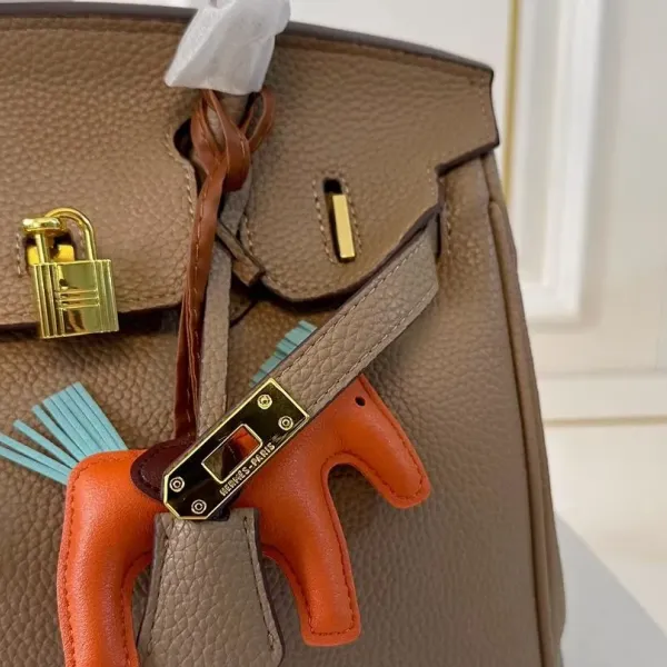 【2026】【Hermès 公式旗艦店】エルメス ハンドバッグ 当日出荷 好評に付き再入荷!31*24CM 240724 【2026】【Hermès 公式旗艦店】エルメス ハンドバッグ 当日出荷 好評に付き再入荷!31*24CM 240724