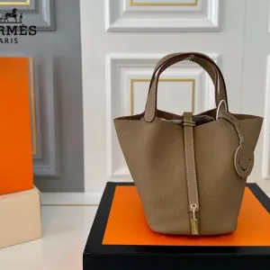 【2026】【Hermès 公式旗艦店】エルメス ハンドバッグ 当日出荷 好評に付き再入荷!19*18.5CM 240724 【2026】【Hermès 公式旗艦店】エルメス ハンドバッグ 当日出荷 好評に付き再入荷!19*18.5CM 240724
