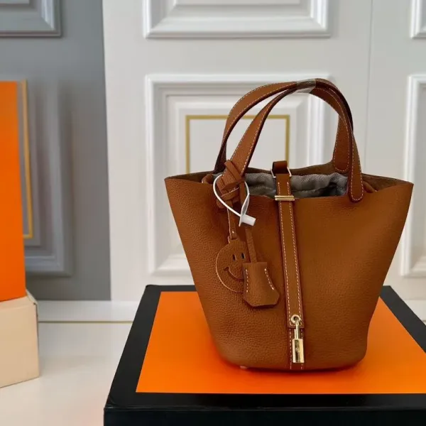 【2026】【Hermès 公式旗艦店】エルメス ハンドバッグ 当日出荷 好評に付き再入荷！19*18.5CM  240724
