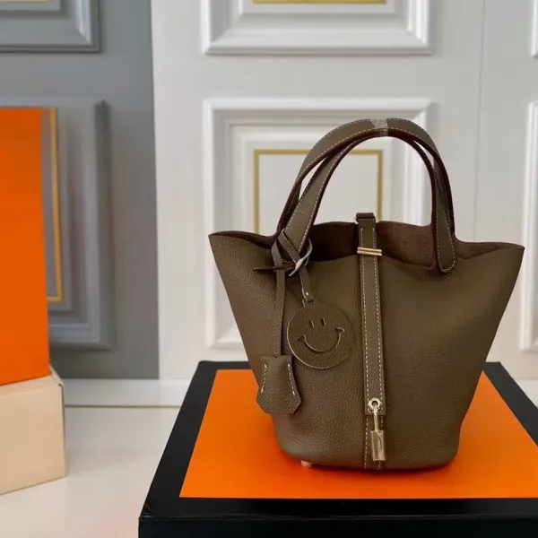 【2026】【Hermès 公式旗艦店】エルメス ハンドバッグ 当日出荷 好評に付き再入荷！19*18.5CM  240724