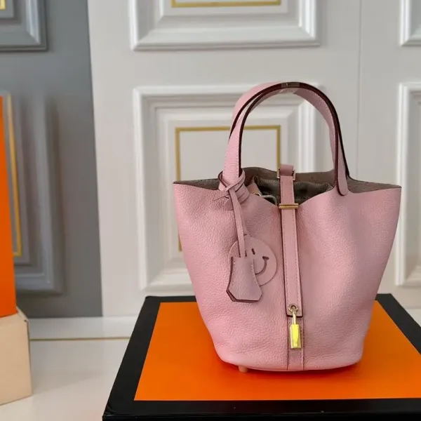 【2026】【Hermès 公式旗艦店】エルメス ハンドバッグ 当日出荷 好評に付き再入荷！19*18.5CM  240724