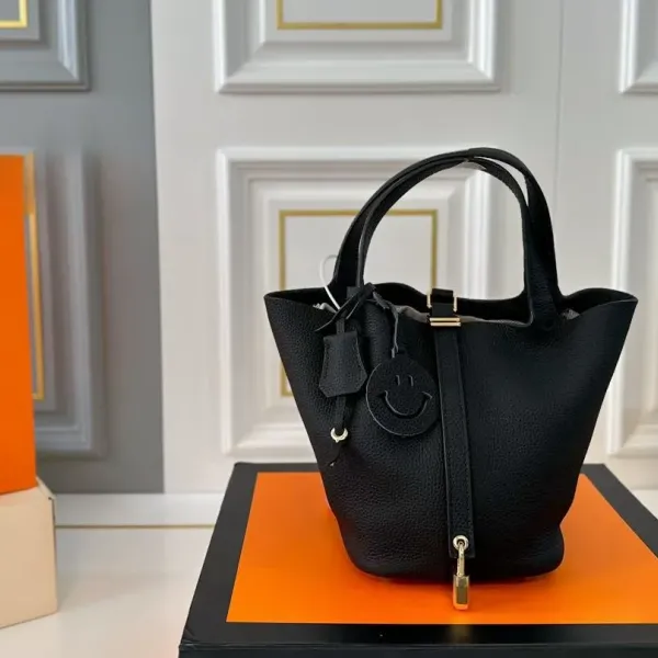 【2026】【Hermès 公式旗艦店】エルメス ハンドバッグ 当日出荷 好評に付き再入荷！19*18.5CM  240724