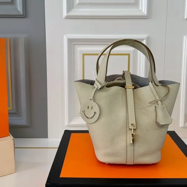 【2026】【Hermès 公式旗艦店】エルメス ハンドバッグ 当日出荷 好評に付き再入荷！19*18.5CM  240724