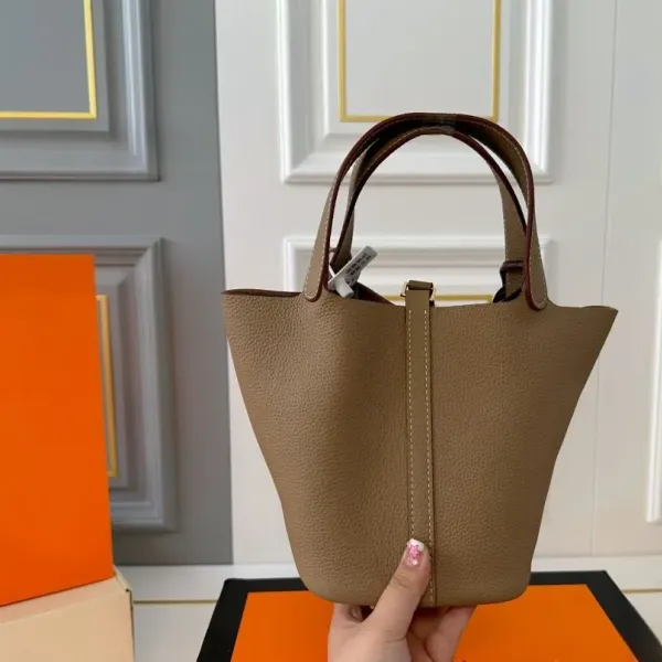 【2026】【Hermès 公式旗艦店】エルメス ハンドバッグ 当日出荷 好評に付き再入荷！19*18.5CM  240724