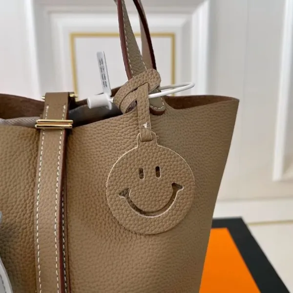 【2026】【Hermès 公式旗艦店】エルメス ハンドバッグ 当日出荷 好評に付き再入荷！19*18.5CM  240724