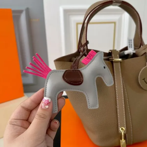 【2026】【Hermès 公式旗艦店】エルメス ハンドバッグ 当日出荷 好評に付き再入荷！19*18.5CM  240724