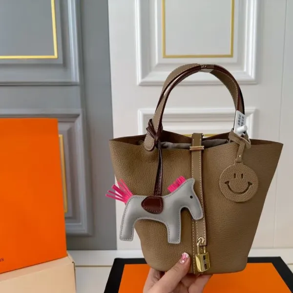【2026】【Hermès 公式旗艦店】エルメス ハンドバッグ 当日出荷 好評に付き再入荷！19*18.5CM  240724