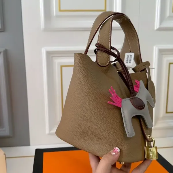 【2026】【Hermès 公式旗艦店】エルメス ハンドバッグ 当日出荷 好評に付き再入荷！19*18.5CM  240724