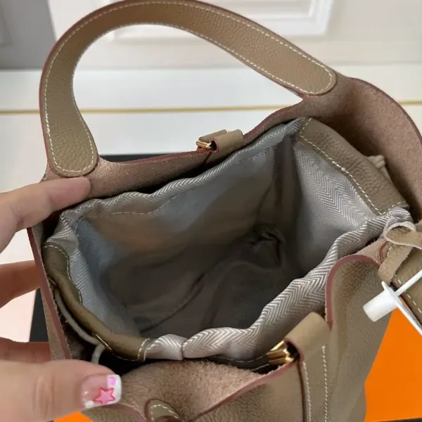 【2026】【Hermès 公式旗艦店】エルメス ハンドバッグ 当日出荷 好評に付き再入荷！19*18.5CM  240724