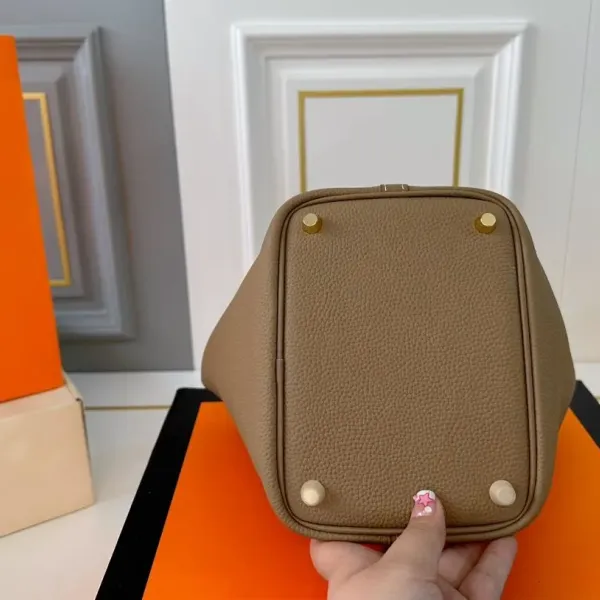 【2026】【Hermès 公式旗艦店】エルメス ハンドバッグ 当日出荷 好評に付き再入荷！19*18.5CM  240724