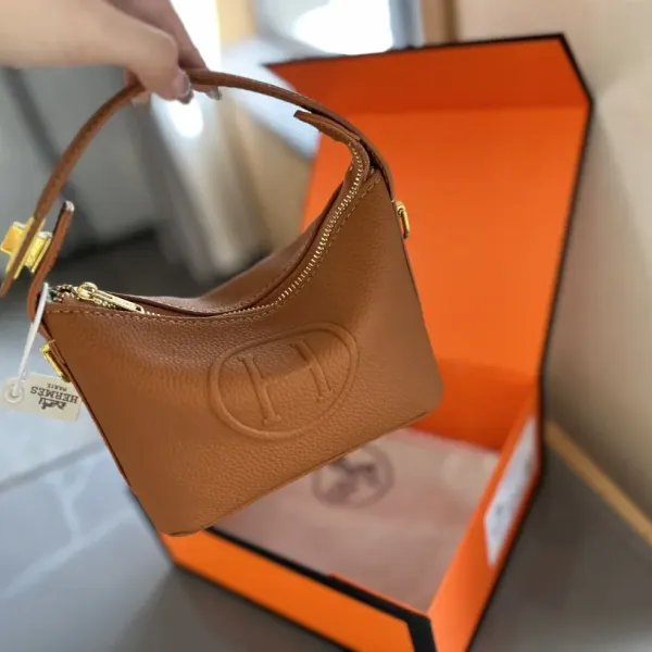 【2026】【Hermès 公式旗艦店】エルメス ハンドバッグ 当日出荷 好評に付き再入荷!18CM 240724 【2026】【Hermès 公式旗艦店】エルメス ハンドバッグ 当日出荷 好評に付き再入荷!18CM 240724