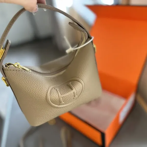 【2026】【Hermès 公式旗艦店】エルメス ハンドバッグ 当日出荷 好評に付き再入荷!18CM 240724 【2026】【Hermès 公式旗艦店】エルメス ハンドバッグ 当日出荷 好評に付き再入荷!18CM 240724