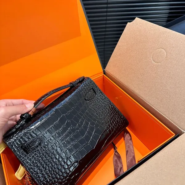 【2026】【Hermès 公式旗艦店】エルメス 斜めがけバッグ 当日出荷 好評に付き再入荷！21*14CM  240724