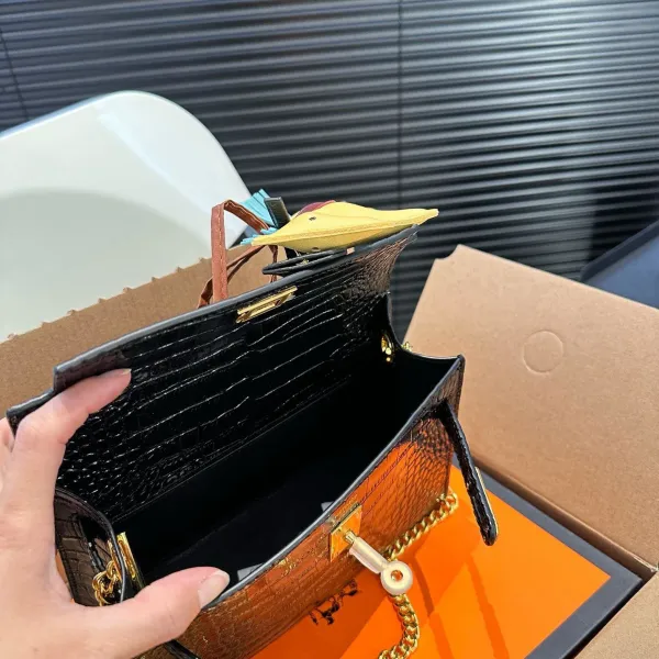 【2026】【Hermès 公式旗艦店】エルメス 斜めがけバッグ 当日出荷 好評に付き再入荷！21*14CM  240724