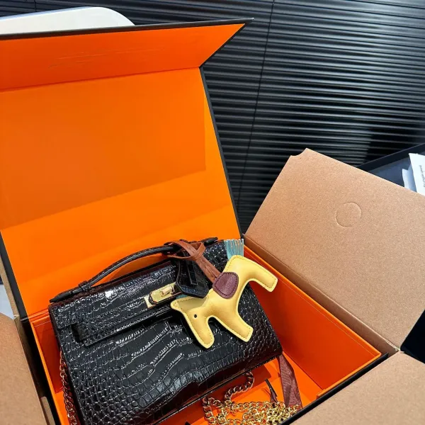 【2026】【Hermès 公式旗艦店】エルメス 斜めがけバッグ 当日出荷 好評に付き再入荷！21*14CM  240724