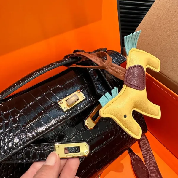 【2026】【Hermès 公式旗艦店】エルメス 斜めがけバッグ 当日出荷 好評に付き再入荷！21*14CM  240724