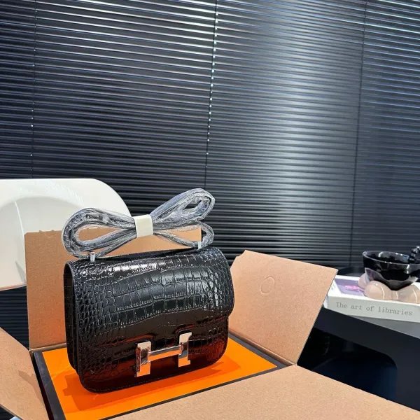 【2026】【Hermès 公式旗艦店】エルメス 斜めがけバッグ 当日出荷 好評に付き再入荷!19*14CM 240724 【2026】【Hermès 公式旗艦店】エルメス 斜めがけバッグ 当日出荷 好評に付き再入荷!19*14CM 240724