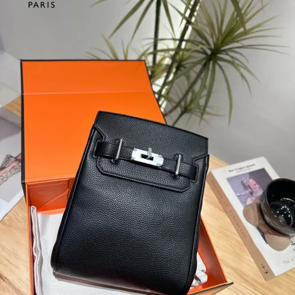 【2026】【Hermès 公式旗艦店】エルメス 胸ポケット 当日出荷 好評に付き再入荷!20*24CM 240724 【2026】【Hermès 公式旗艦店】エルメス 胸ポケット 当日出荷 好評に付き再入荷!20*24CM 240724