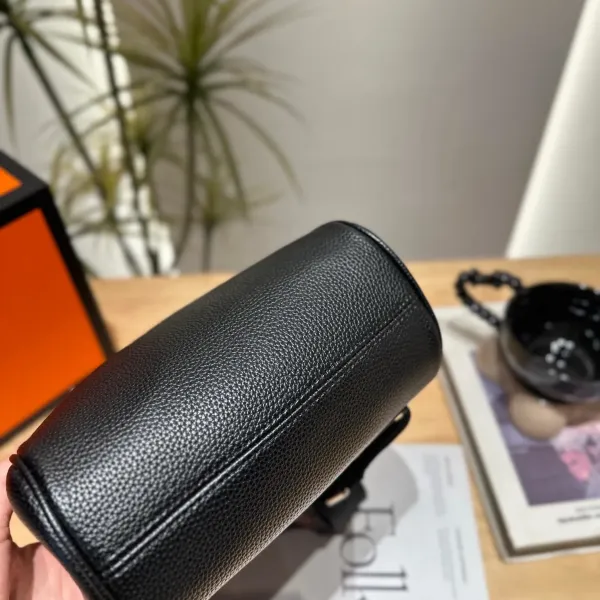 【2026】【Hermès 公式旗艦店】エルメス 胸ポケット 当日出荷 好評に付き再入荷!20*24CM 240724 【2026】【Hermès 公式旗艦店】エルメス 胸ポケット 当日出荷 好評に付き再入荷!20*24CM 240724