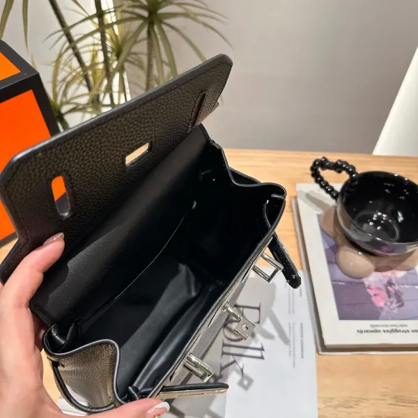 【2026】【Hermès 公式旗艦店】エルメス 胸ポケット 当日出荷 好評に付き再入荷!20*24CM 240724 【2026】【Hermès 公式旗艦店】エルメス 胸ポケット 当日出荷 好評に付き再入荷!20*24CM 240724