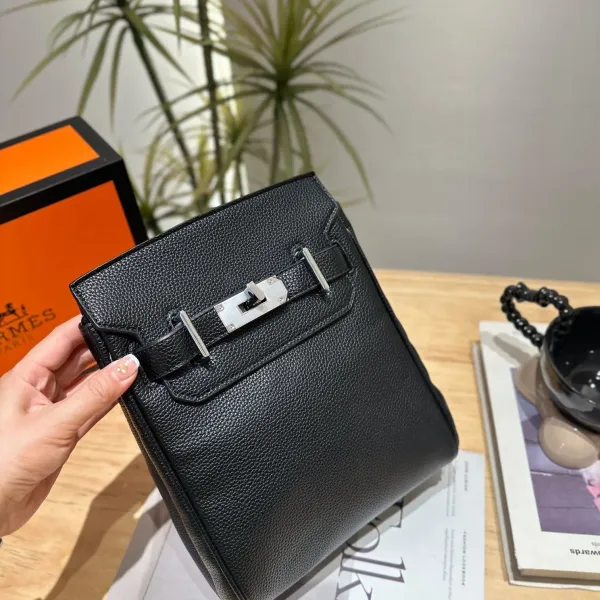 【2026】【Hermès 公式旗艦店】エルメス 胸ポケット 当日出荷 好評に付き再入荷!20*24CM 240724 【2026】【Hermès 公式旗艦店】エルメス 胸ポケット 当日出荷 好評に付き再入荷!20*24CM 240724
