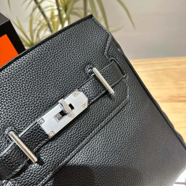 【2026】【Hermès 公式旗艦店】エルメス 胸ポケット 当日出荷 好評に付き再入荷!20*24CM 240724 【2026】【Hermès 公式旗艦店】エルメス 胸ポケット 当日出荷 好評に付き再入荷!20*24CM 240724