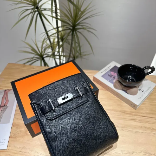【2026】【Hermès 公式旗艦店】エルメス 胸ポケット 当日出荷 好評に付き再入荷!20*24CM 240724 【2026】【Hermès 公式旗艦店】エルメス 胸ポケット 当日出荷 好評に付き再入荷!20*24CM 240724