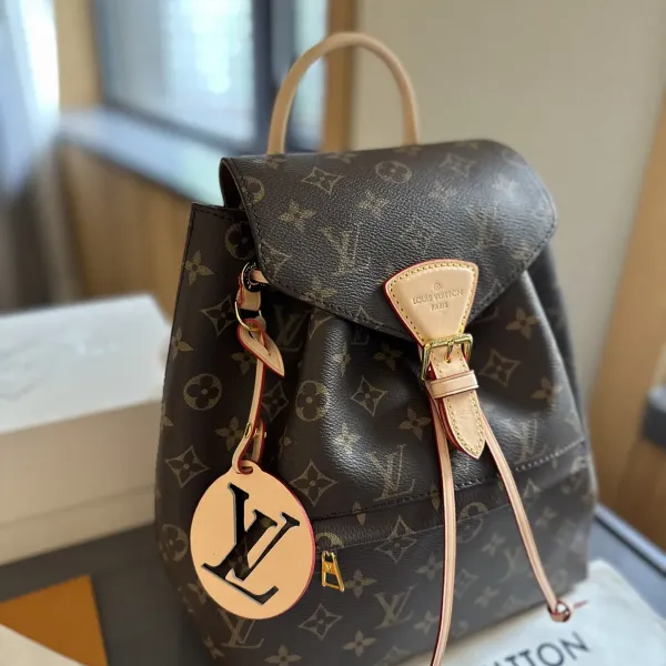 【2026】LV【LOUIS VUITTON 公式旗艦店】ルイヴィトン リュックサック当日出荷 好評に付き再入荷!25*28CM 1240722 【2026】LV【LOUIS VUITTON 公式旗艦店】ルイヴィトン リュックサック当日出荷 好評に付き再入荷!25*28CM 1240722