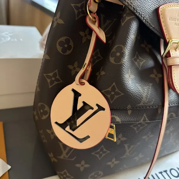 【2026】LV【LOUIS VUITTON 公式旗艦店】ルイヴィトン リュックサック当日出荷 好評に付き再入荷!25*28CM 1240722 【2026】LV【LOUIS VUITTON 公式旗艦店】ルイヴィトン リュックサック当日出荷 好評に付き再入荷!25*28CM 1240722