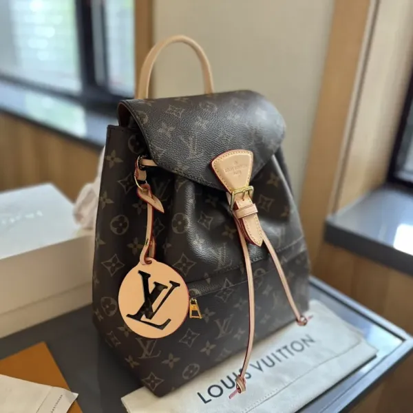 【2026】LV【LOUIS VUITTON 公式旗艦店】ルイヴィトン リュックサック当日出荷 好評に付き再入荷!25*28CM 1240722 【2026】LV【LOUIS VUITTON 公式旗艦店】ルイヴィトン リュックサック当日出荷 好評に付き再入荷!25*28CM 1240722