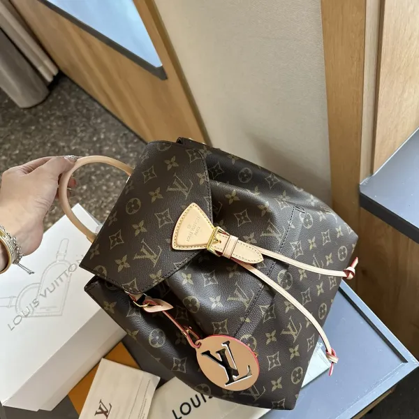【2026】LV【LOUIS VUITTON 公式旗艦店】ルイヴィトン リュックサック当日出荷 好評に付き再入荷!25*28CM 1240722 【2026】LV【LOUIS VUITTON 公式旗艦店】ルイヴィトン リュックサック当日出荷 好評に付き再入荷!25*28CM 1240722