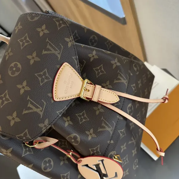 【2026】LV【LOUIS VUITTON 公式旗艦店】ルイヴィトン リュックサック当日出荷 好評に付き再入荷!25*28CM 1240722 【2026】LV【LOUIS VUITTON 公式旗艦店】ルイヴィトン リュックサック当日出荷 好評に付き再入荷!25*28CM 1240722