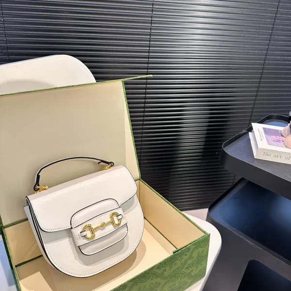 【2026】【GUCCI 公式旗艦店】グッチ 斜めがけバッグ 当日出荷 好評に付き再入荷!19*17.5CM 240724 【2026】【GUCCI 公式旗艦店】グッチ 斜めがけバッグ 当日出荷 好評に付き再入荷!19*17.5CM 240724