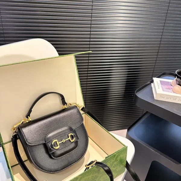 【2026】【GUCCI 公式旗艦店】グッチ 斜めがけバッグ 当日出荷 好評に付き再入荷!19*17.5CM 240724 【2026】【GUCCI 公式旗艦店】グッチ 斜めがけバッグ 当日出荷 好評に付き再入荷!19*17.5CM 240724