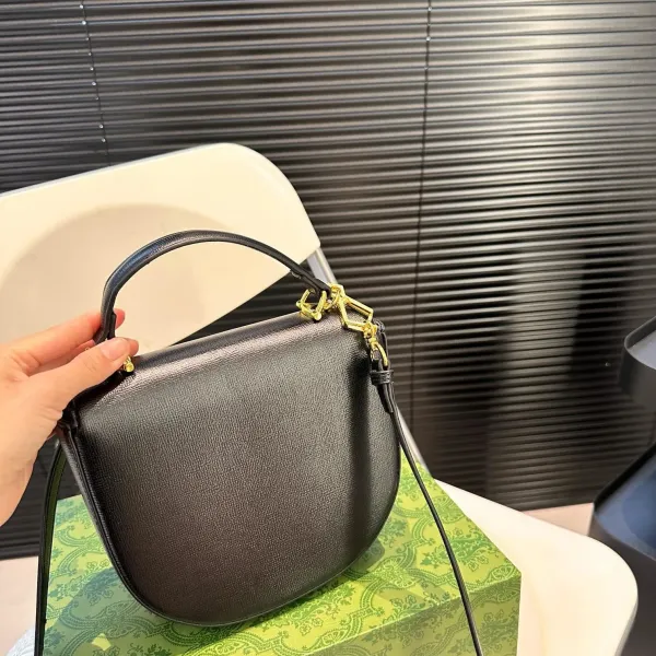【2026】【GUCCI 公式旗艦店】グッチ 斜めがけバッグ 当日出荷 好評に付き再入荷!19*17.5CM 240724 【2026】【GUCCI 公式旗艦店】グッチ 斜めがけバッグ 当日出荷 好評に付き再入荷!19*17.5CM 240724