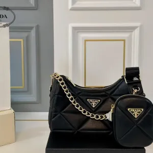 【2026】【PRADA 公式 旗艦店】プラダ 斜めがけバッグ 当日出荷 好評に付き再入荷!26*13CM 240719 【2026】【PRADA 公式 旗艦店】プラダ 斜めがけバッグ 当日出荷 好評に付き再入荷!26*13CM 240719