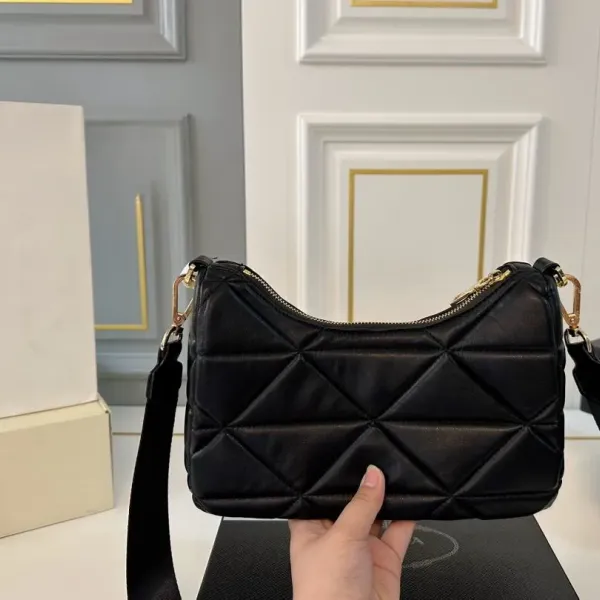 【2026】【PRADA  公式 旗艦店】プラダ  斜めがけバッグ 当日出荷 好評に付き再入荷！26*13CM 240719