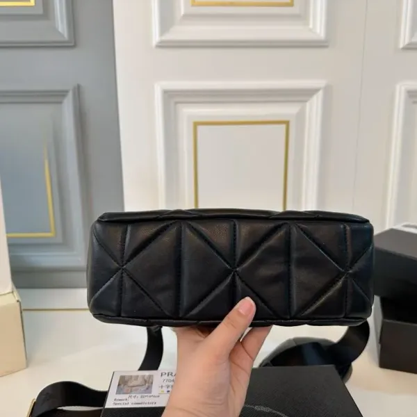 【2026】【PRADA  公式 旗艦店】プラダ  斜めがけバッグ 当日出荷 好評に付き再入荷！26*13CM 240719