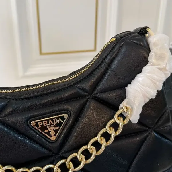 【2026】【PRADA  公式 旗艦店】プラダ  斜めがけバッグ 当日出荷 好評に付き再入荷！26*13CM 240719