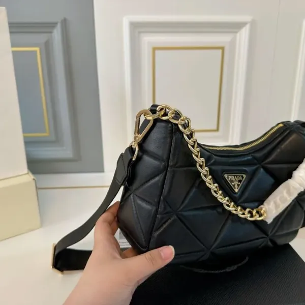 【2026】【PRADA  公式 旗艦店】プラダ  斜めがけバッグ 当日出荷 好評に付き再入荷！26*13CM 240719