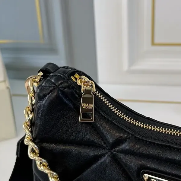 【2026】【PRADA  公式 旗艦店】プラダ  斜めがけバッグ 当日出荷 好評に付き再入荷！26*13CM 240719