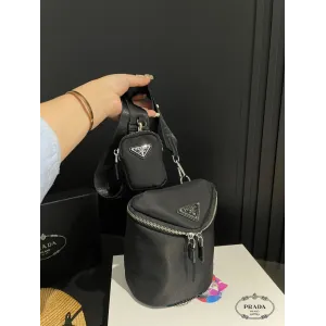 【2026】【PRADA  公式 旗艦店】プラダ  斜めがけバッグ 当日出荷 好評に付き再入荷！20*16CM  240719