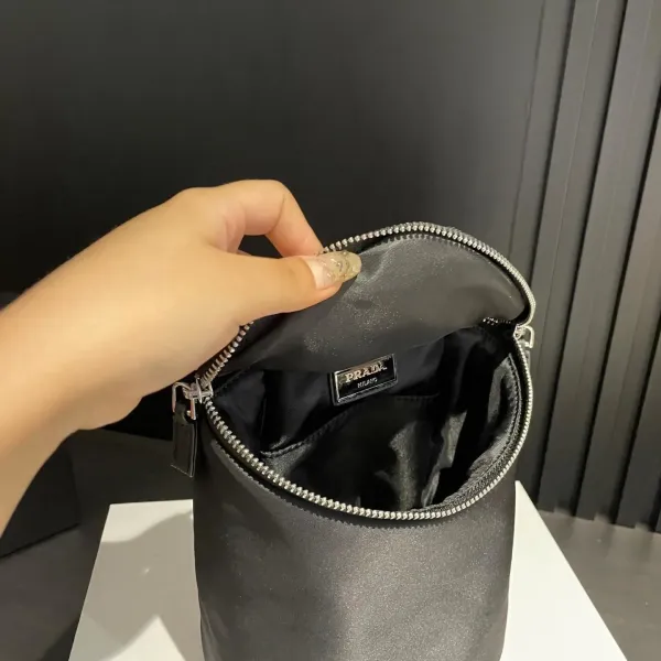 【2026】【PRADA 公式 旗艦店】プラダ 斜めがけバッグ 当日出荷 好評に付き再入荷!20*16CM 240719 【2026】【PRADA 公式 旗艦店】プラダ 斜めがけバッグ 当日出荷 好評に付き再入荷!20*16CM 240719